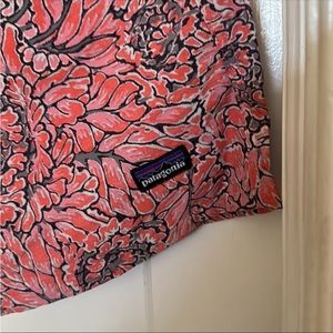 Patagonia women’s baggies 5 in pink floral pattern Size M